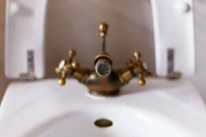 Jak usunąć kamień i plamy pod prysznicem?