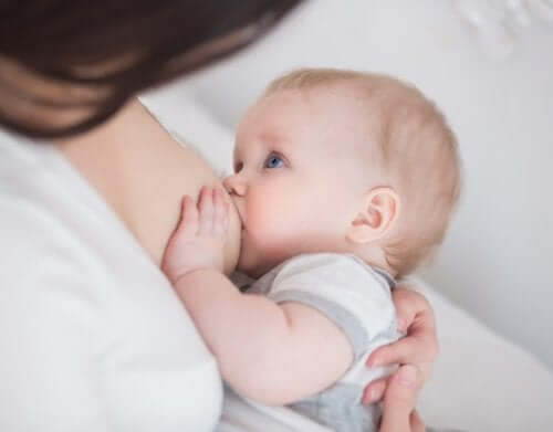 Karmienie piersią jest zalecane ze względu na pozytywny wpływ na dziecko i matkę.