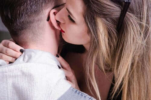 Kobieta całująca ucho mężczyzny