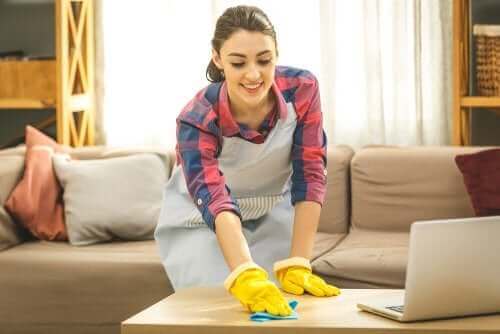Kobieta czyszcząca stół - przesadna higiena