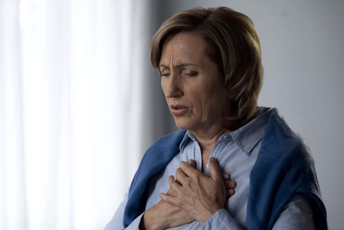 Ważne w diagnostyce POChP jest rozpoznanie symptomów takich jak kaszel i szmery w płucach.