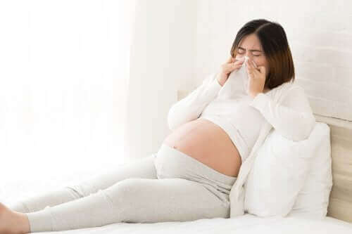 Kobieta cierpiąca na przeziębienie w ciąży