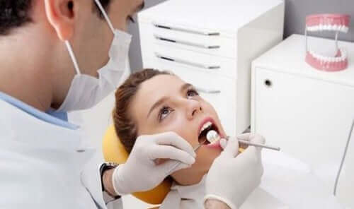 Kobieta u dentysty