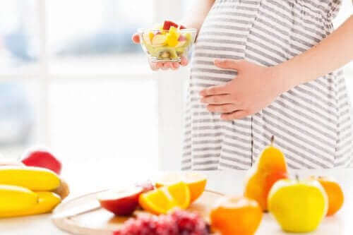 Kobieta w ciąży jedząca owoce