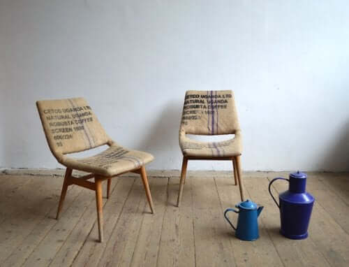 Juta nadaje meblom rustykalny wygląd.