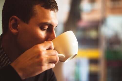 Mężczyzna pijący kawę a wysokie ciśnienie
