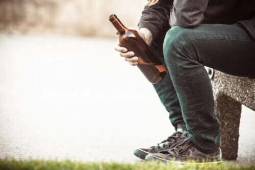 Mężczyzna trzymający butelkę alkoholu - walka z alkoholizmem