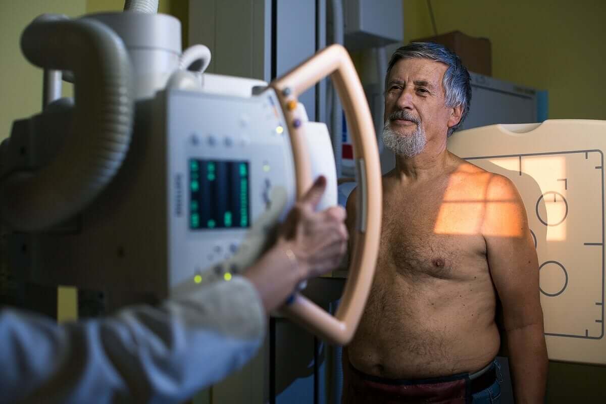 Tomografia pozwala na ustalenie czy pacjent ma miejscowe zmiany w płucach.