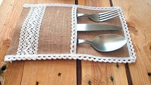 Jutowe serwetki ładnie udekorują stół.