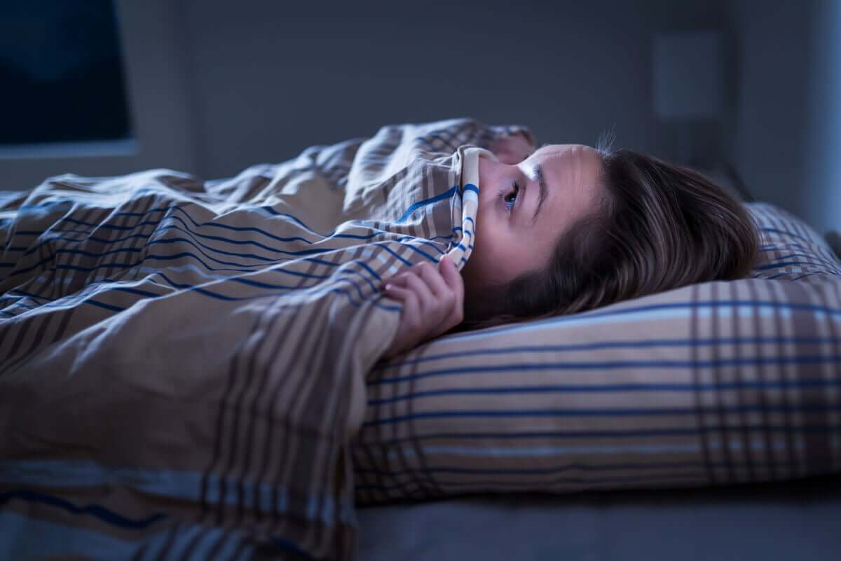 Koszmary senne mogą prowadzić do niepokoju po przebudzeniu.
