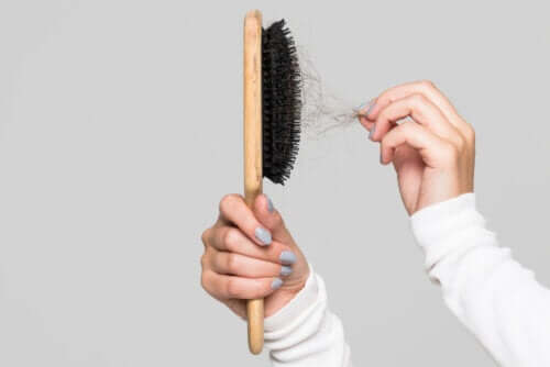 Po co czyścić szczotkę do włosów?