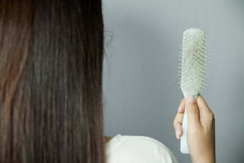 Złe nawyki pielęgnacyjne mogą niszczyć włosy i prowadzić do ich wypadania.
