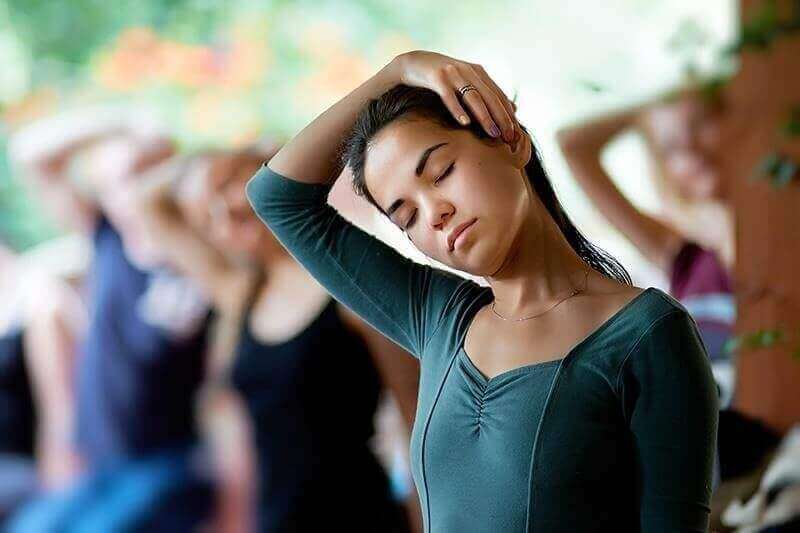 Kobieta rozciągająca szyję