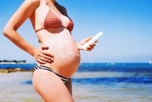 Kobieta w ciąży na plaży