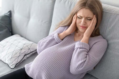 kobieta w ciąży z bólem głowy