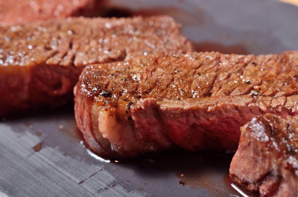 Mięso nie tylko stanowi źródło żelaza, ale też zwiększa jego wchłanianie.