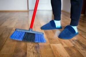 Polerowanie drewnianych podłóg przy użyciu domowych produktów