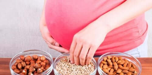 Kobieta w ciąży jedząca orzechy - mikrobiom matki
