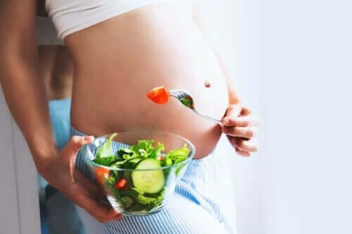 Kobieta w ciąży jedząca sałatkę - mikrobiom matki