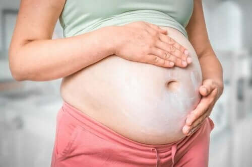 Diprogenta: kobieta w ciąży smarująca brzuch