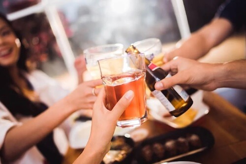Ludzie pijący alkohol
