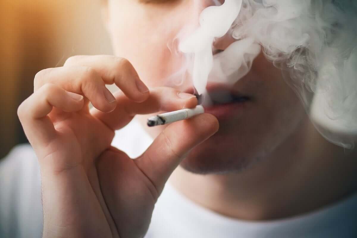 Palenie może poszerzać brodawki, co prowadzi do zatrzymywania się w nich nikotyny i barwienia języka na czarno.