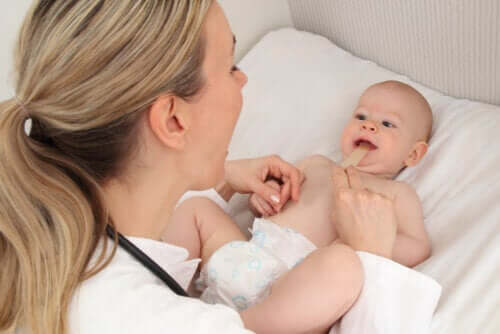 Skrócone wędzidełko u niemowląt: objawy i leczenie