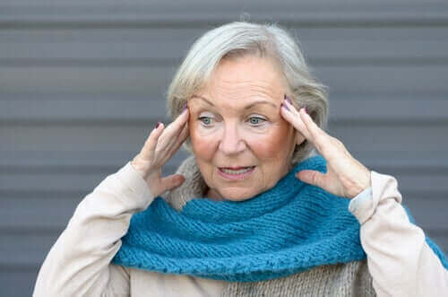 Starsza kobieta odczuwa irytację i niepokój z powodu wieczornej dezorientacji