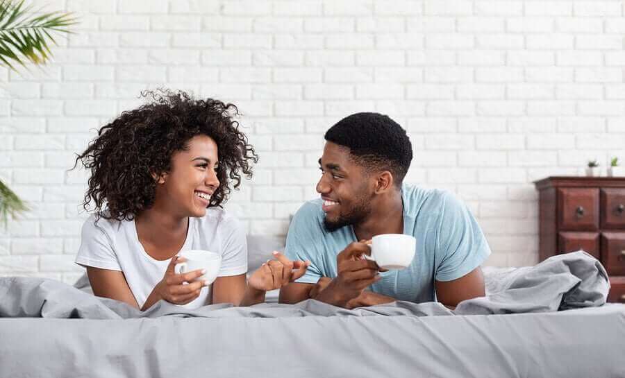 Umiechnięta para pijąca kawę - jak wzmocnić związek?