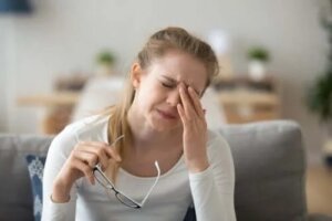 Alergiczne zapalenie spojówek: objawy, przyczyny i leczenie