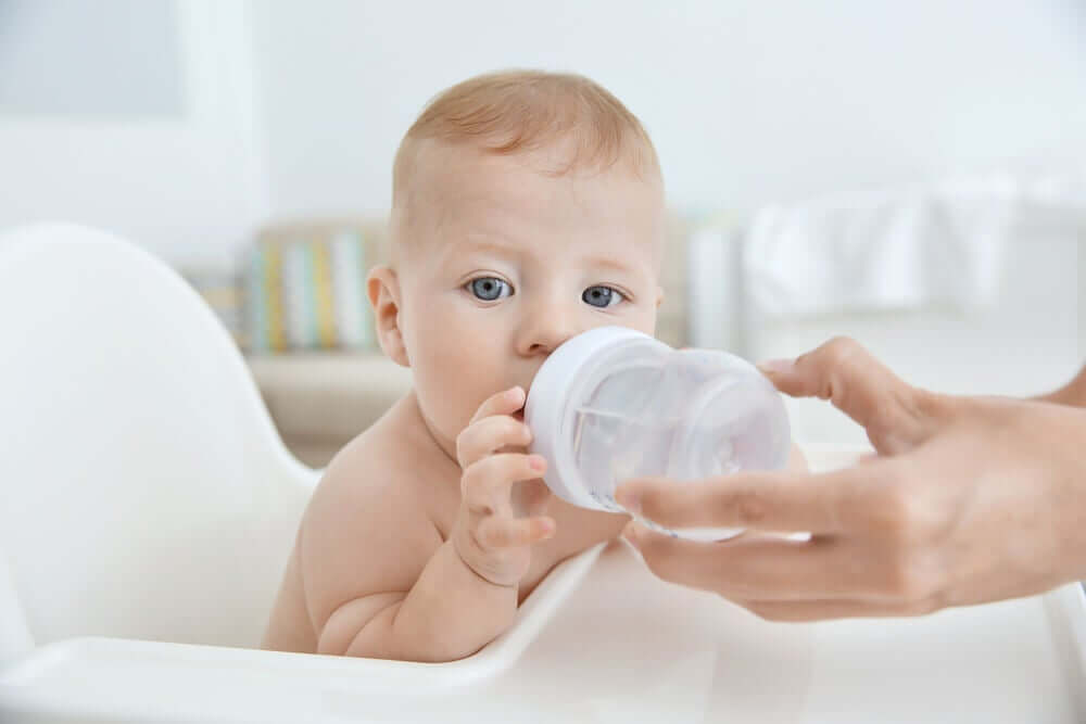 Dziecko pijące wodę