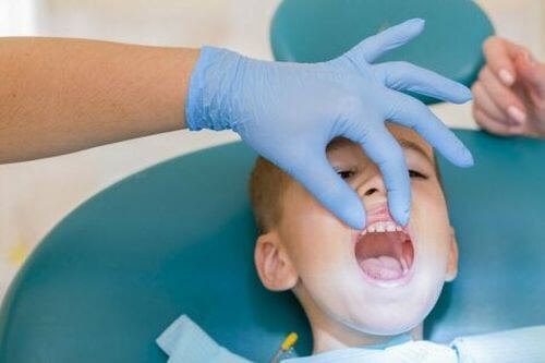 Chłopiec u dentysty