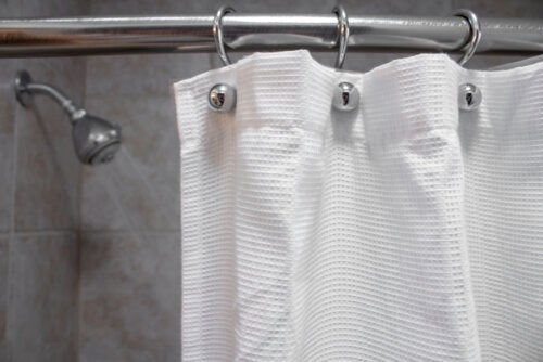 5 wskazówek pozwalających lepiej czyścić zasłony łazienkowe i chronić je przed pleśnią