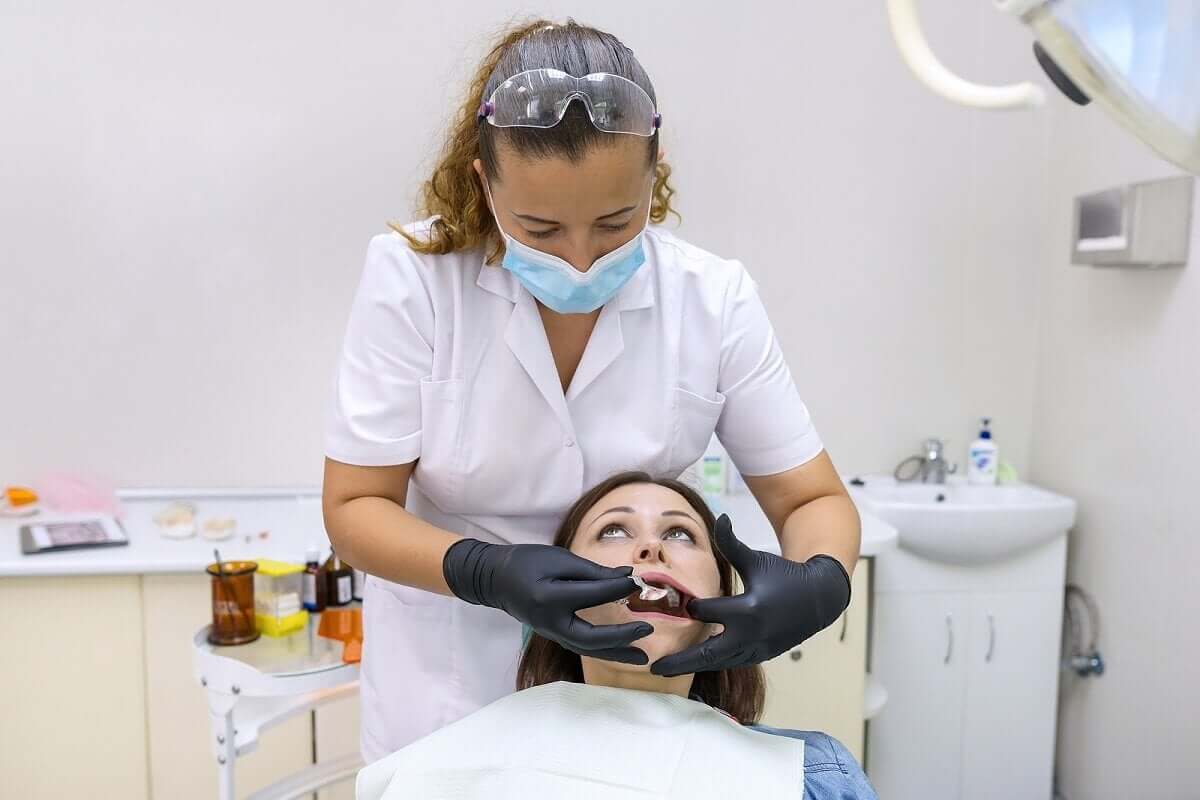 Obecnie dentyści robią wszystko, by ratować zęby. Czasami jednak ekstrakcja jest konieczna.