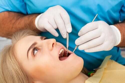 Jak dbać o siebie po ekstrakcji zęba? 8 porad