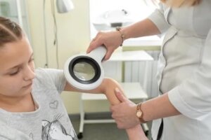 Kiedy stosuje się laser w dermatologii dziecięcej?