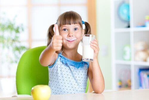 Dziewczynka pijąca mleko