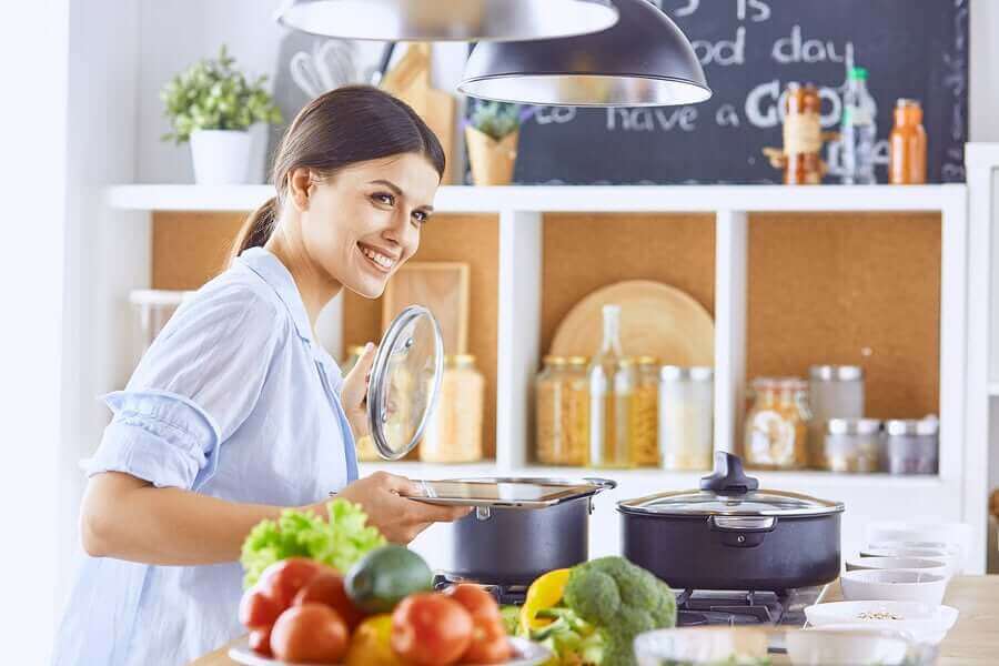 Gotująca kobieta - ciepłe czy zimne jedzenie?