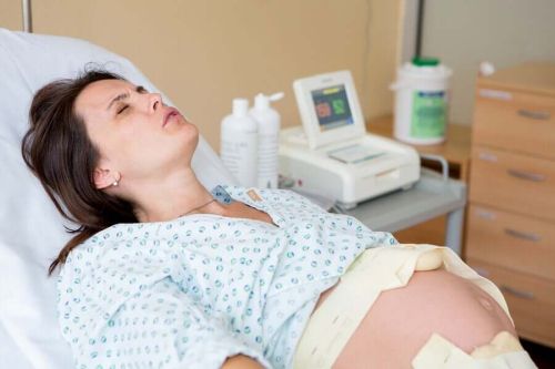 Kobieta podczas porodu odczuwa skurcze