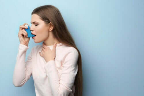 Kobieta używająca inhalatora