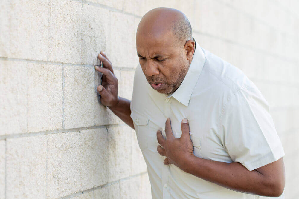 Mężczyzna z bólem w klatce piersiowej