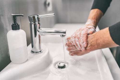 Mycie rąk w umywalce