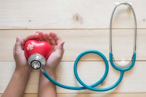 Ręce dziecka trzymają zabandażowane serce