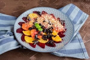 Sałatka cytrusowa z daktylami i migdałami