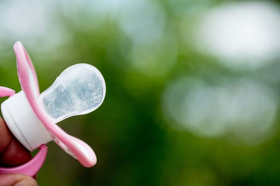 Nadmiernie długie korzystanie ze smoczka może prowadzić do wad zgryzu.