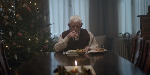 Starszy mężczyzna przy stole