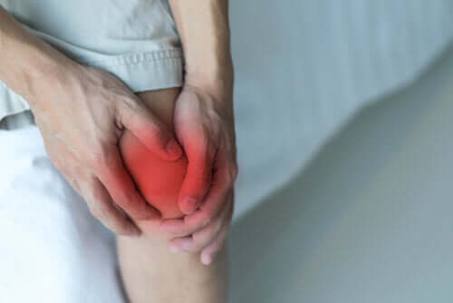 Przeprost kolana powiązany jest z dużym obciążeniem stawu wskutek ruchu lub uderzenia.