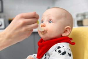 Karmienie uzupełniające u niemowląt - wytyczne, jak je wprowadzić