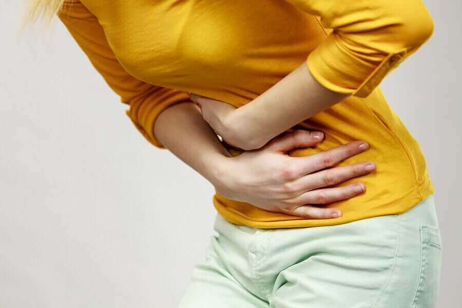 Kobieta z bólem brzucha - rozejście mięśnia prostego brzucha