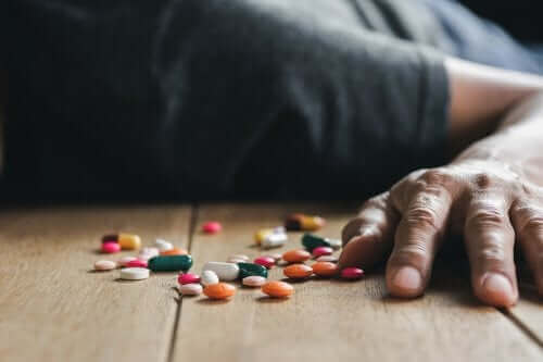 Mężczyzna leżący przy tabletkach